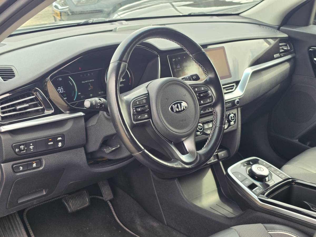 Kia e-Niro Kia e-Niro DynamicPlusLine 64 kWh | SOH 100% | 3 Fase laden | Schuif/kanteldak | Half Leder | Andriod Auto | Apple carplay | Navigatie