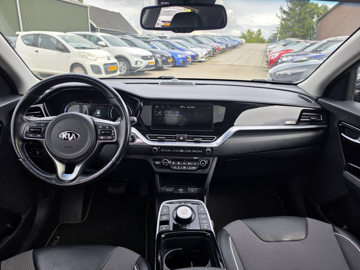 Kia e-Niro Kia e-Niro DynamicPlusLine 64 kWh | SOH 100% | 3 Fase laden | Schuif/kanteldak | Half Leder | Andriod Auto | Apple carplay | Navigatie