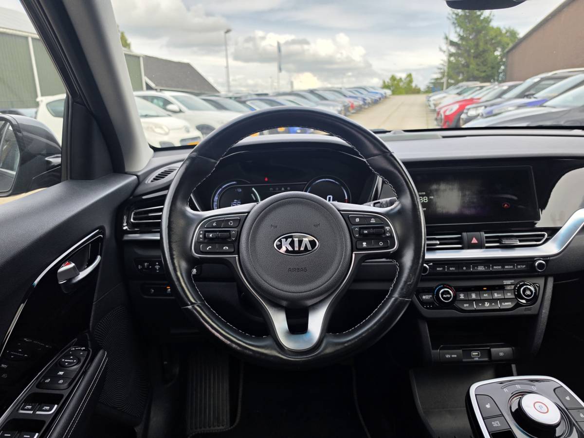 Kia e-Niro Kia e-Niro DynamicPlusLine 64 kWh | SOH 100% | 3 Fase laden | Schuif/kanteldak | Half Leder | Andriod Auto | Apple carplay | Navigatie