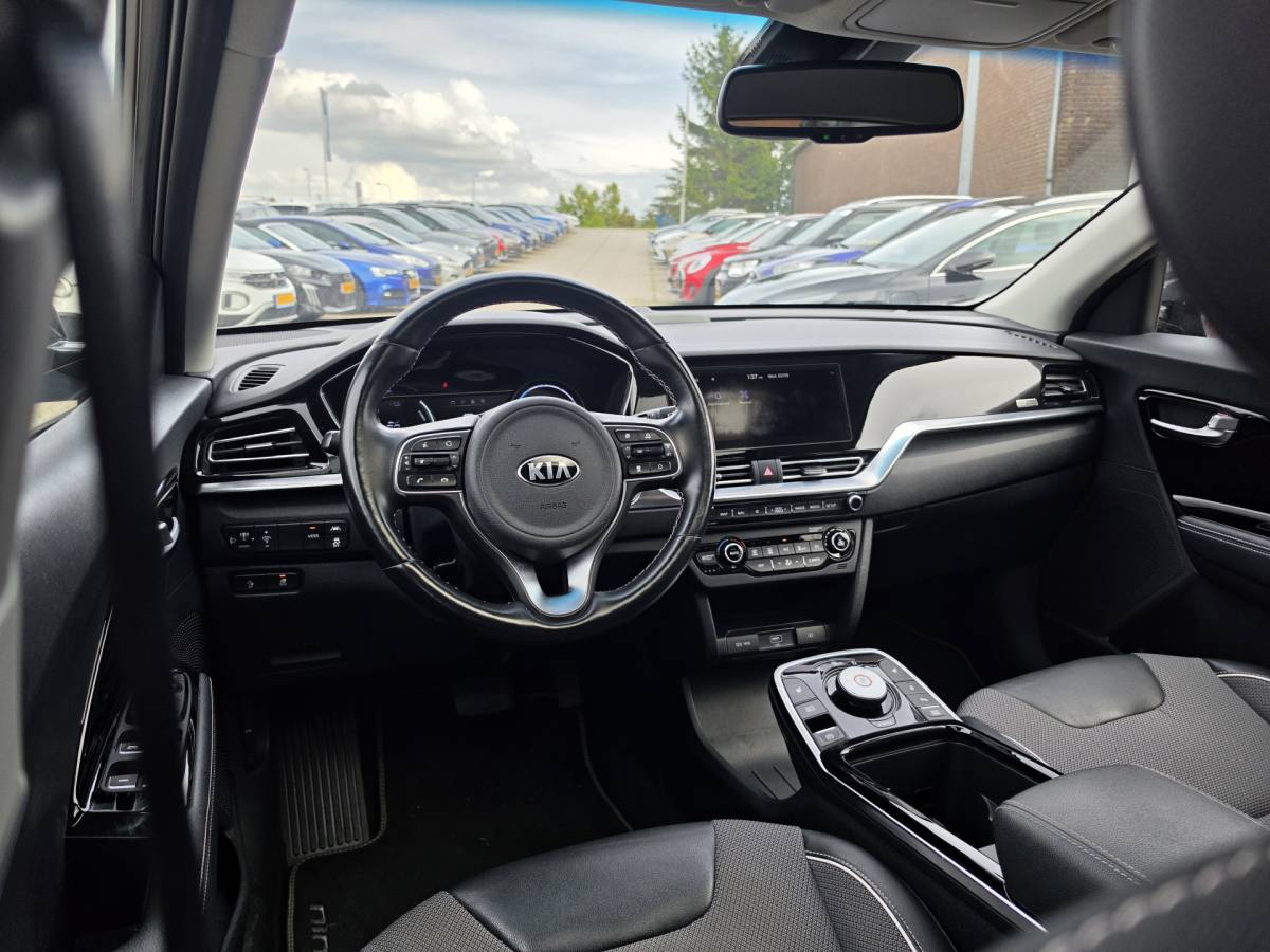 Kia e-Niro Kia e-Niro DynamicPlusLine 64 kWh | SOH 100% | 3 Fase laden | Schuif/kanteldak | Half Leder | Andriod Auto | Apple carplay | Navigatie