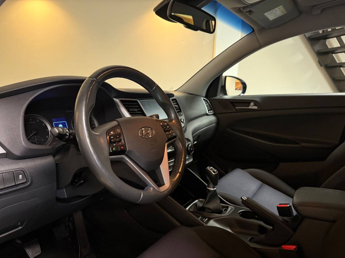 Hyundai Tucson Hyundai Tucson 1.6 GDi Premium *Dealer OH* Stoel/Stuurverw.|Camera|Cruise|Navi|19” Velgen|BT|PDC|Sidebars