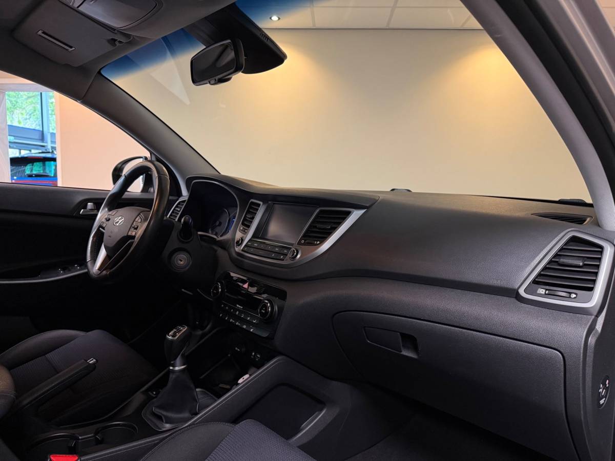 Hyundai Tucson Hyundai Tucson 1.6 GDi Premium *Dealer OH* Stoel/Stuurverw.|Camera|Cruise|Navi|19” Velgen|BT|PDC|Sidebars