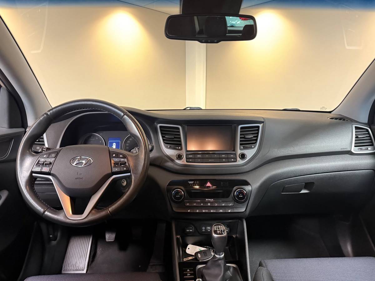 Hyundai Tucson Hyundai Tucson 1.6 GDi Premium *Dealer OH* Stoel/Stuurverw.|Camera|Cruise|Navi|19” Velgen|BT|PDC|Sidebars