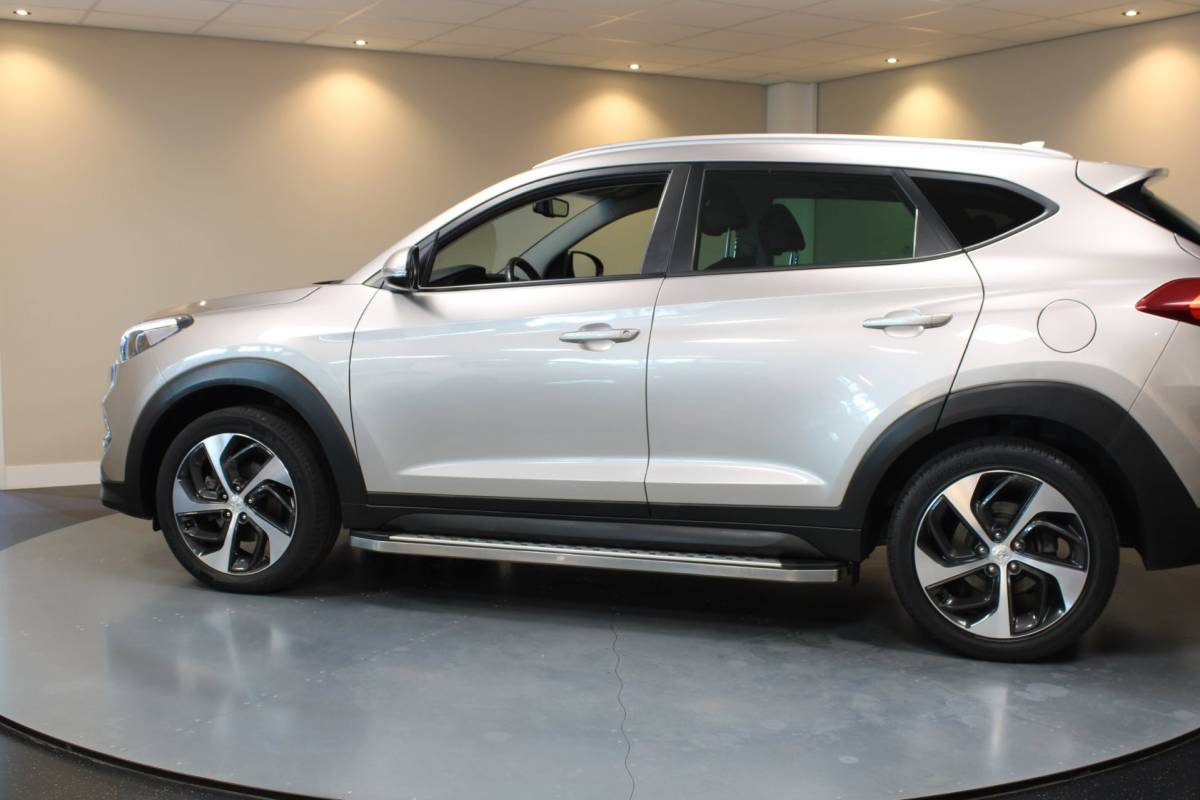 Hyundai Tucson Hyundai Tucson 1.6 GDi Premium *Dealer OH* Stoel/Stuurverw.|Camera|Cruise|Navi|19” Velgen|BT|PDC|Sidebars