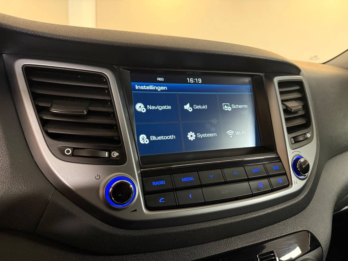 Hyundai Tucson Hyundai Tucson 1.6 GDi Premium *Dealer OH* Stoel/Stuurverw.|Camera|Cruise|Navi|19” Velgen|BT|PDC|Sidebars
