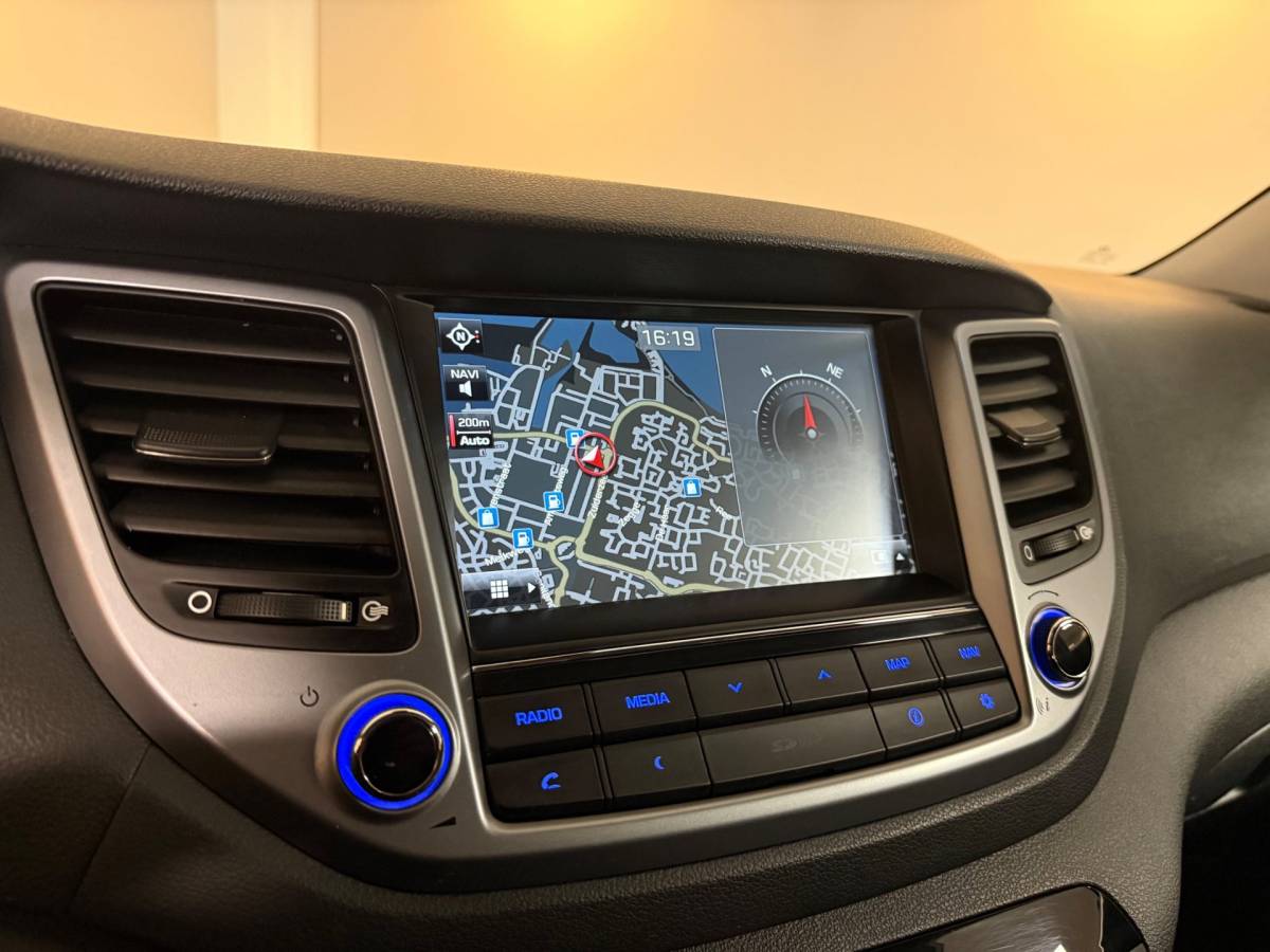 Hyundai Tucson Hyundai Tucson 1.6 GDi Premium *Dealer OH* Stoel/Stuurverw.|Camera|Cruise|Navi|19” Velgen|BT|PDC|Sidebars