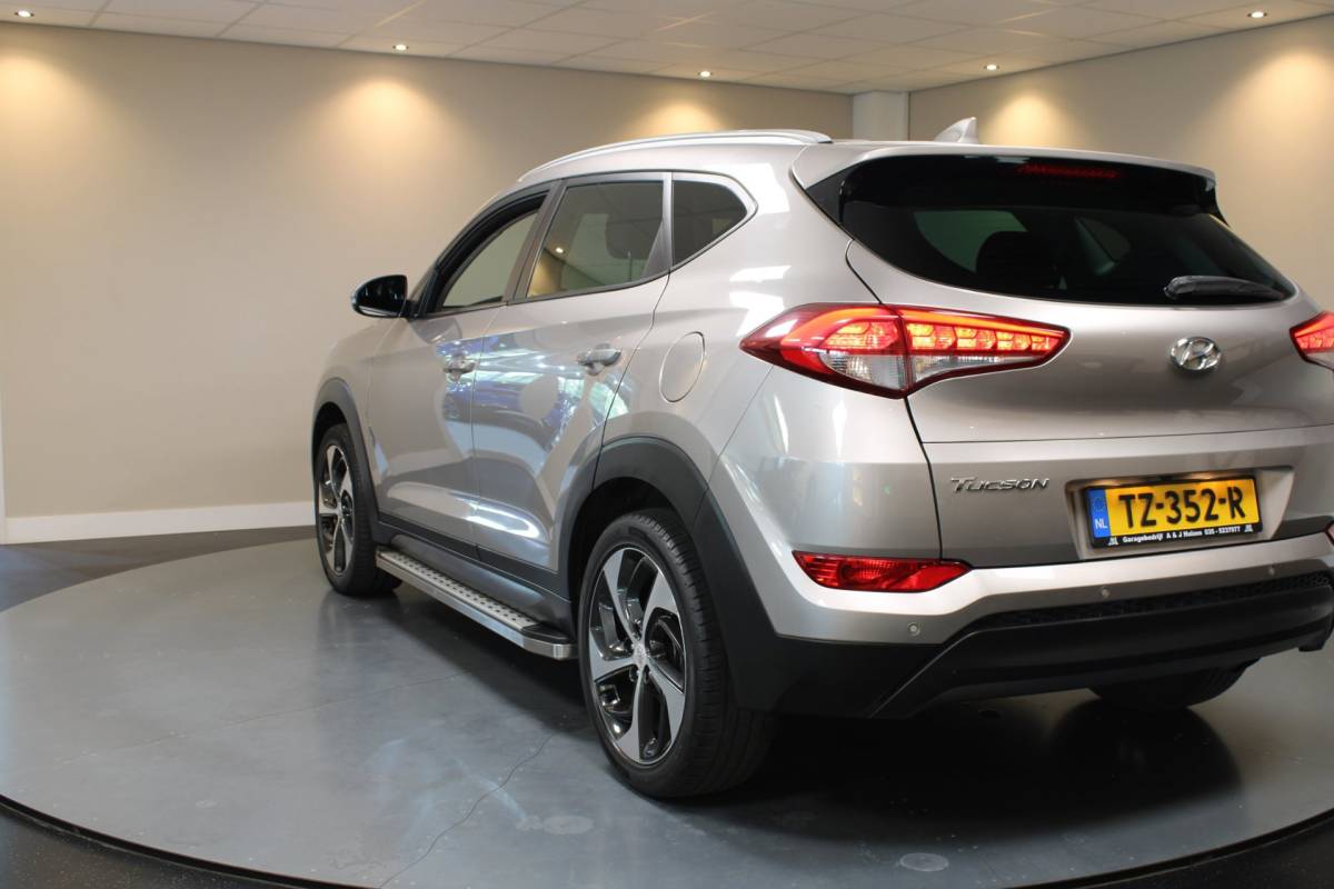 Hyundai Tucson Hyundai Tucson 1.6 GDi Premium *Dealer OH* Stoel/Stuurverw.|Camera|Cruise|Navi|19” Velgen|BT|PDC|Sidebars