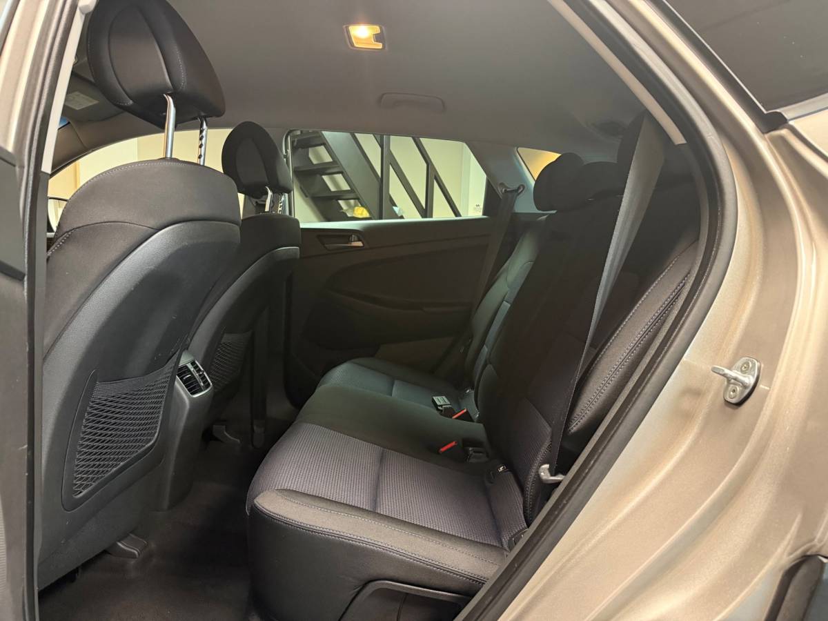 Hyundai Tucson Hyundai Tucson 1.6 GDi Premium *Dealer OH* Stoel/Stuurverw.|Camera|Cruise|Navi|19” Velgen|BT|PDC|Sidebars
