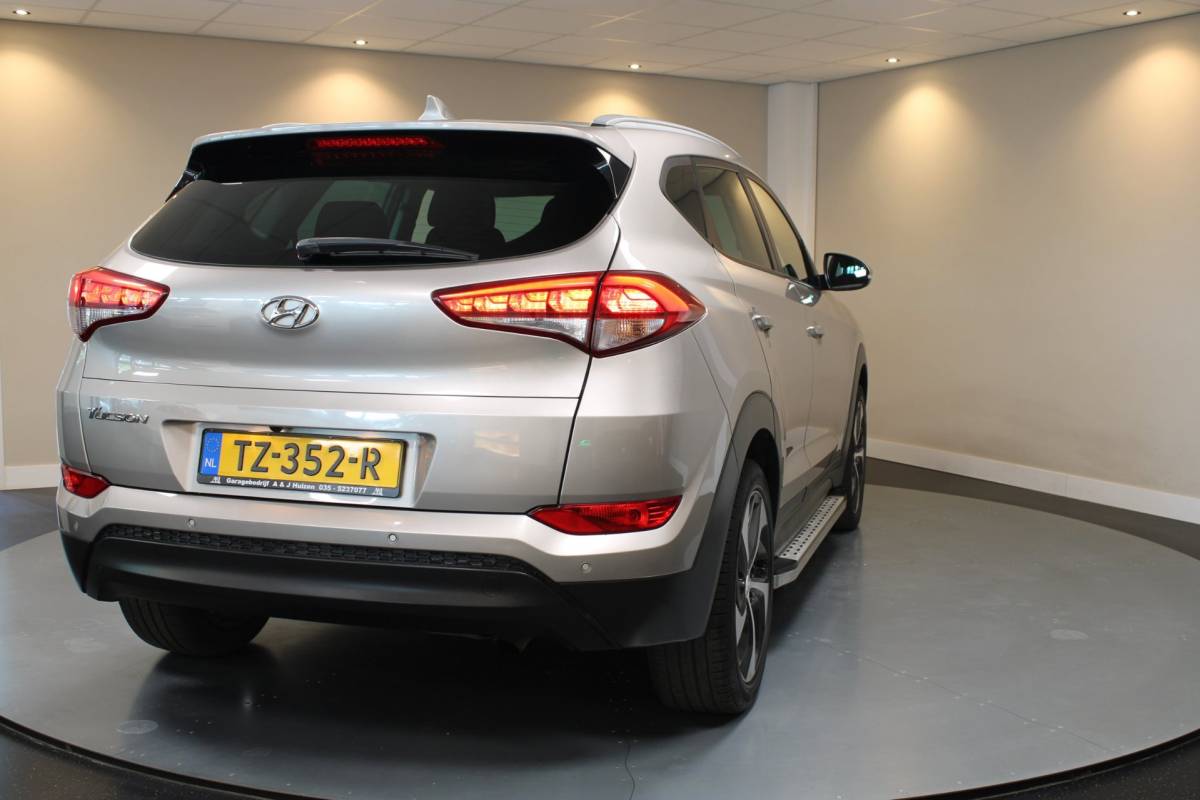 Hyundai Tucson Hyundai Tucson 1.6 GDi Premium *Dealer OH* Stoel/Stuurverw.|Camera|Cruise|Navi|19” Velgen|BT|PDC|Sidebars