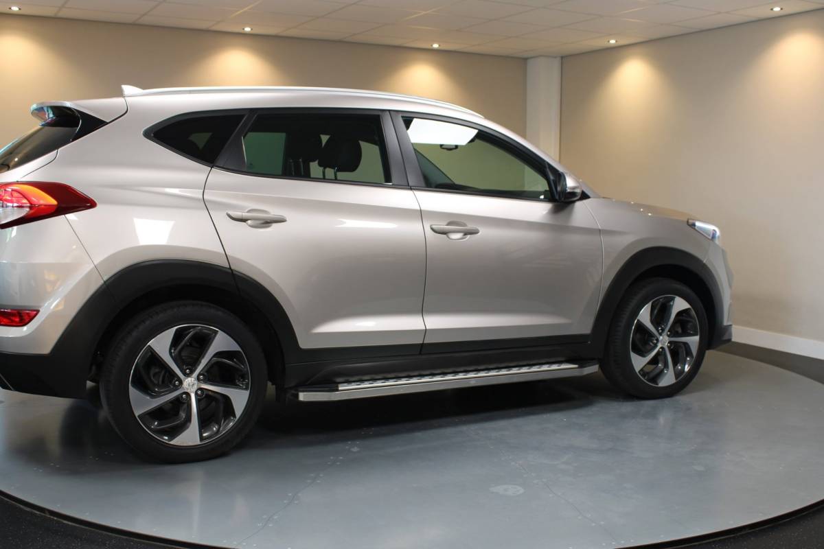 Hyundai Tucson Hyundai Tucson 1.6 GDi Premium *Dealer OH* Stoel/Stuurverw.|Camera|Cruise|Navi|19” Velgen|BT|PDC|Sidebars