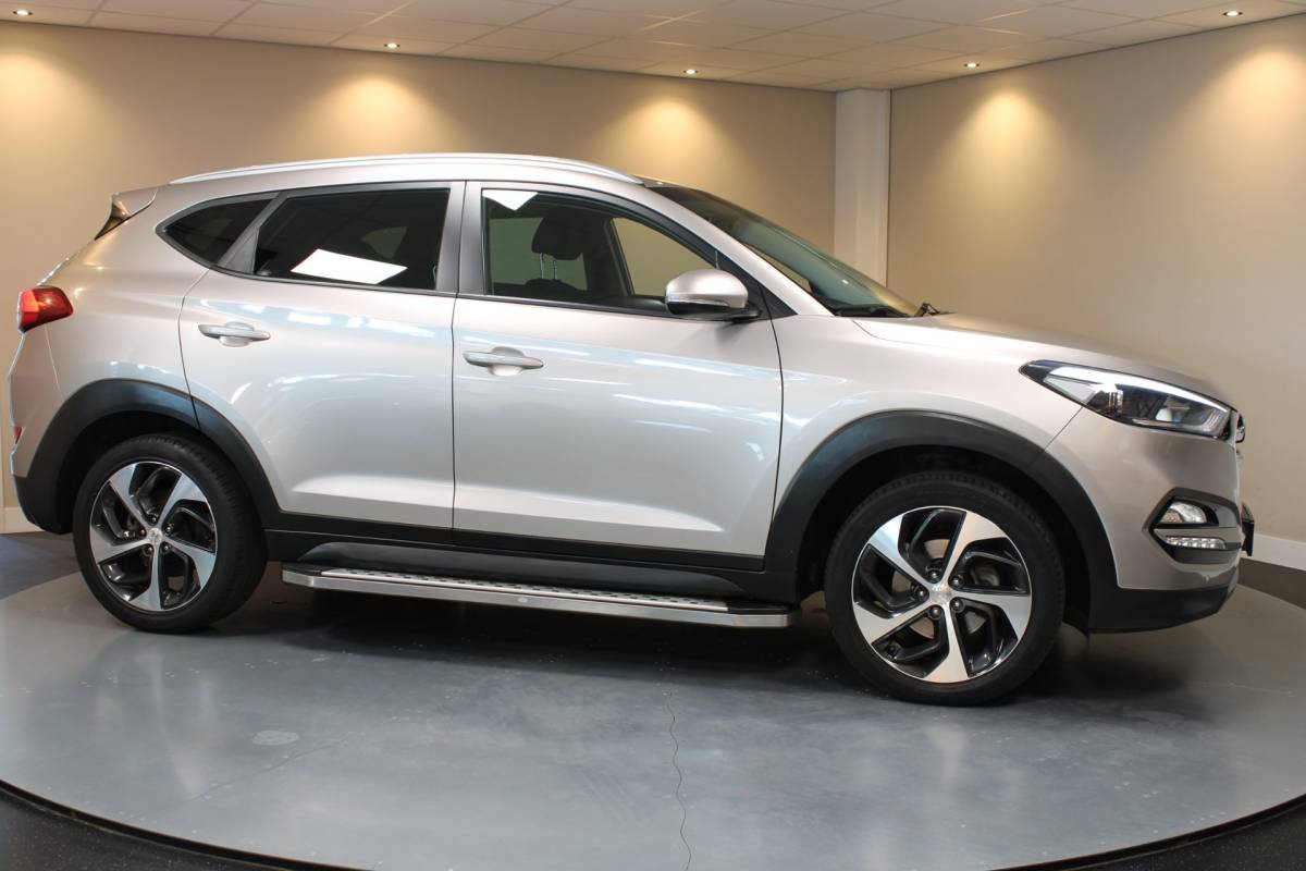 Hyundai Tucson Hyundai Tucson 1.6 GDi Premium *Dealer OH* Stoel/Stuurverw.|Camera|Cruise|Navi|19” Velgen|BT|PDC|Sidebars