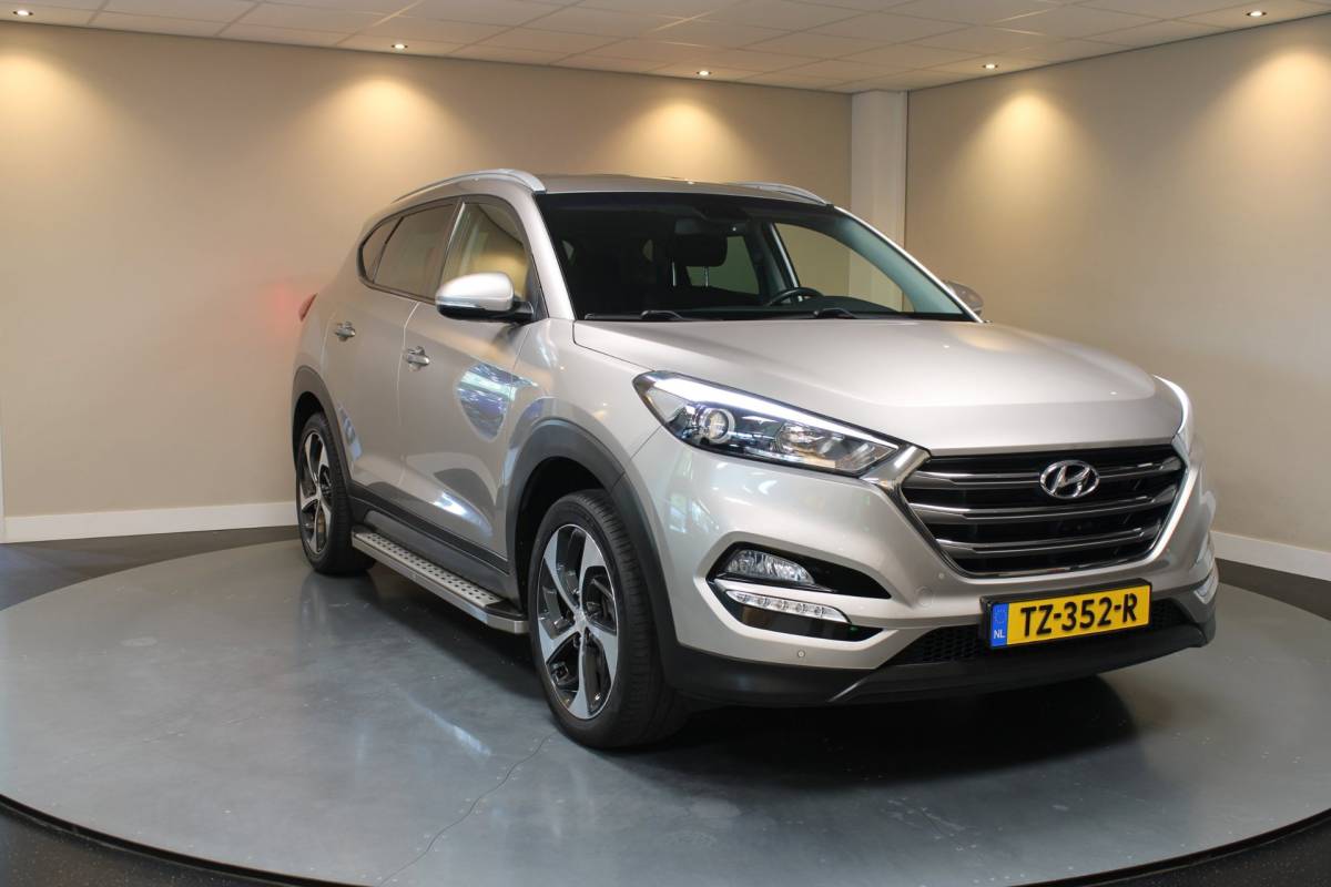 Hyundai Tucson Hyundai Tucson 1.6 GDi Premium *Dealer OH* Stoel/Stuurverw.|Camera|Cruise|Navi|19” Velgen|BT|PDC|Sidebars