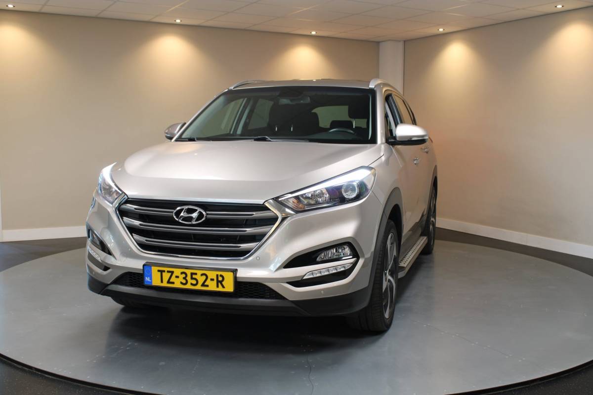 Hyundai Tucson Hyundai Tucson 1.6 GDi Premium *Dealer OH* Stoel/Stuurverw.|Camera|Cruise|Navi|19” Velgen|BT|PDC|Sidebars