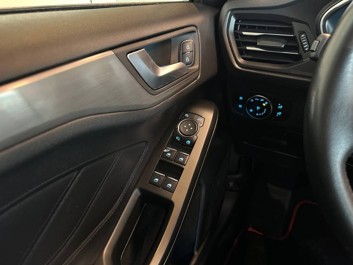 Ford Focus Ford Focus 1.0 EcoBoost AUTOMAAT 5-DEURS TITANIUM BUSINESS-uitv|APPLE CARPLAY+ANDROID AUTO|CRUISE CONTROL|NAVIGATIE|LM-VELGEN|PTS