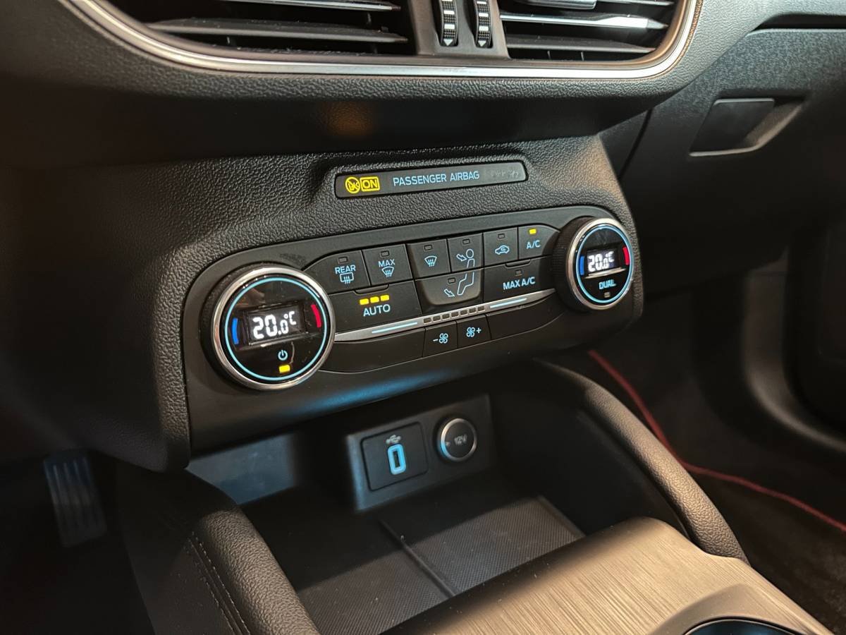 Ford Focus Ford Focus 1.0 EcoBoost AUTOMAAT 5-DEURS TITANIUM BUSINESS-uitv|APPLE CARPLAY+ANDROID AUTO|CRUISE CONTROL|NAVIGATIE|LM-VELGEN|PTS