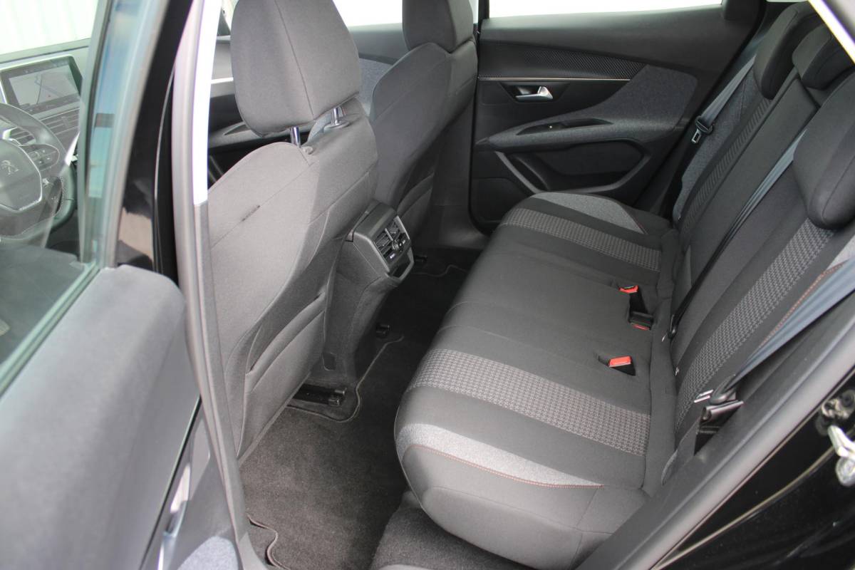 Peugeot 3008 Peugeot 3008 1.2 PureTech Active Avantage | Incl. 12 maanden garantie | Nieuwe distributieriem + beurt | Apple carplay/Android auto | Trekhaak afneembaar | Cruise control | Parkeercamera | Navigatie | Climate control | DAB radio | 100% onderhouden |