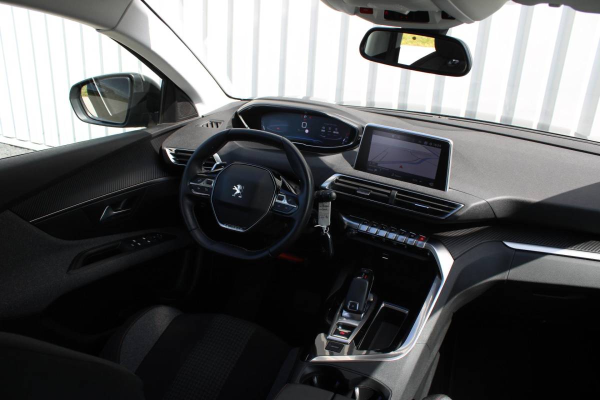 Peugeot 3008 Peugeot 3008 1.2 PureTech Active Avantage | Incl. 12 maanden garantie | Nieuwe distributieriem + beurt | Apple carplay/Android auto | Trekhaak afneembaar | Cruise control | Parkeercamera | Navigatie | Climate control | DAB radio | 100% onderhouden |