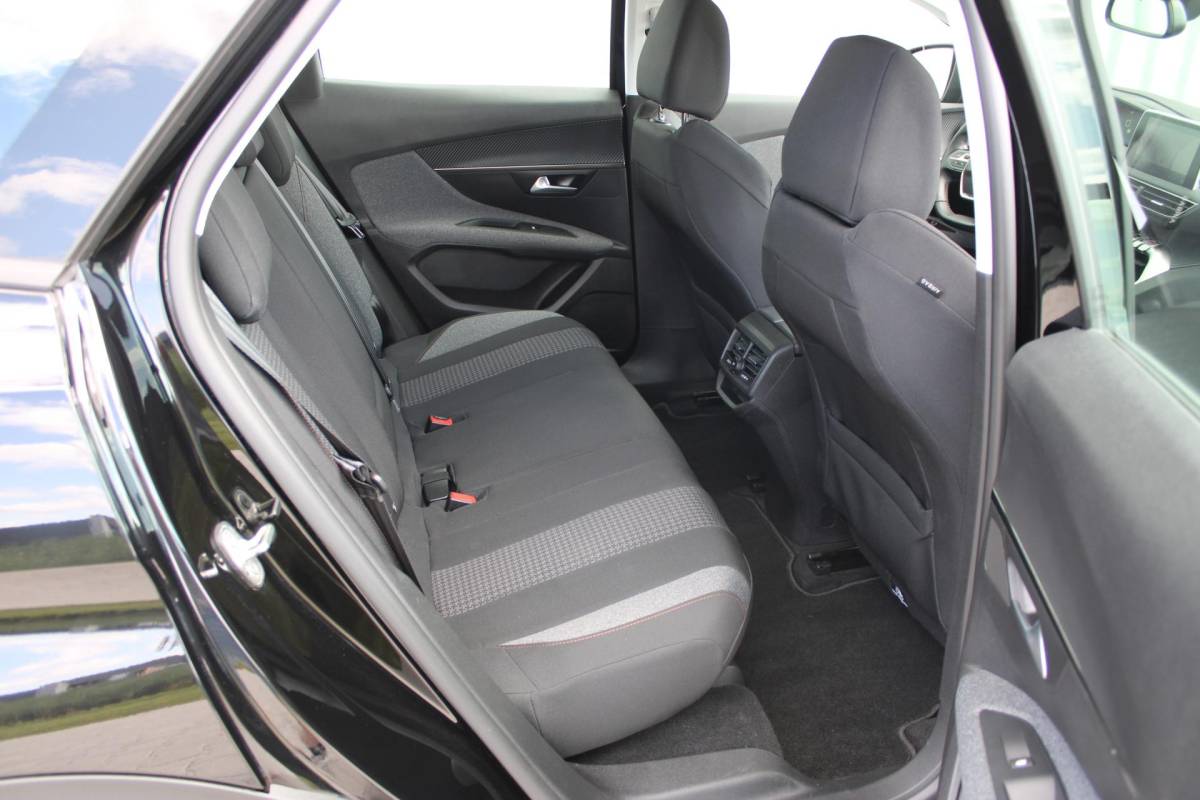 Peugeot 3008 Peugeot 3008 1.2 PureTech Active Avantage | Incl. 12 maanden garantie | Nieuwe distributieriem + beurt | Apple carplay/Android auto | Trekhaak afneembaar | Cruise control | Parkeercamera | Navigatie | Climate control | DAB radio | 100% onderhouden |