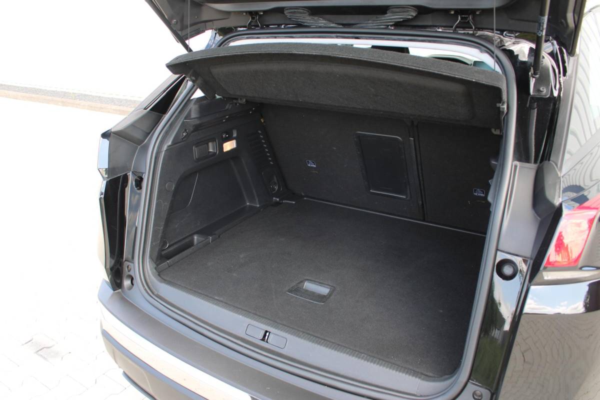 Peugeot 3008 Peugeot 3008 1.2 PureTech Active Avantage | Incl. 12 maanden garantie | Nieuwe distributieriem + beurt | Apple carplay/Android auto | Trekhaak afneembaar | Cruise control | Parkeercamera | Navigatie | Climate control | DAB radio | 100% onderhouden |