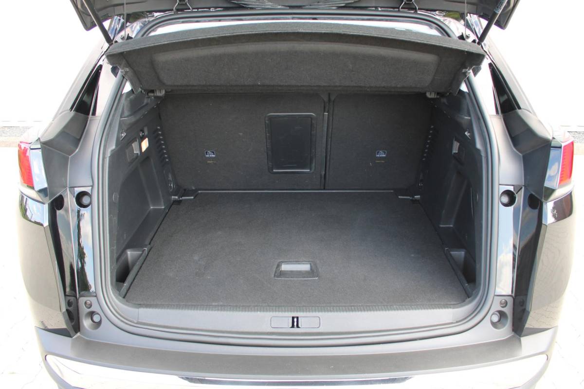 Peugeot 3008 Peugeot 3008 1.2 PureTech Active Avantage | Incl. 12 maanden garantie | Nieuwe distributieriem + beurt | Apple carplay/Android auto | Trekhaak afneembaar | Cruise control | Parkeercamera | Navigatie | Climate control | DAB radio | 100% onderhouden |