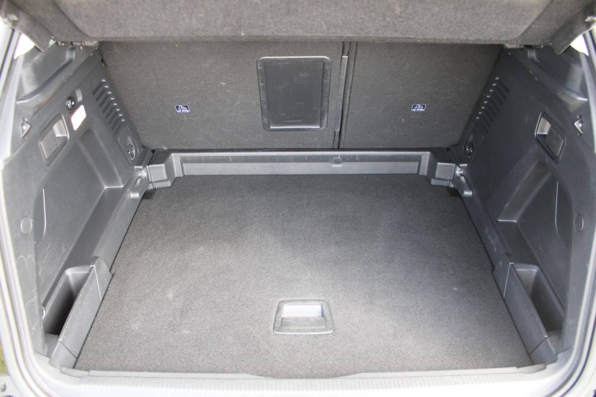 Peugeot 3008 Peugeot 3008 1.2 PureTech Active Avantage | Incl. 12 maanden garantie | Nieuwe distributieriem + beurt | Apple carplay/Android auto | Trekhaak afneembaar | Cruise control | Parkeercamera | Navigatie | Climate control | DAB radio | 100% onderhouden |