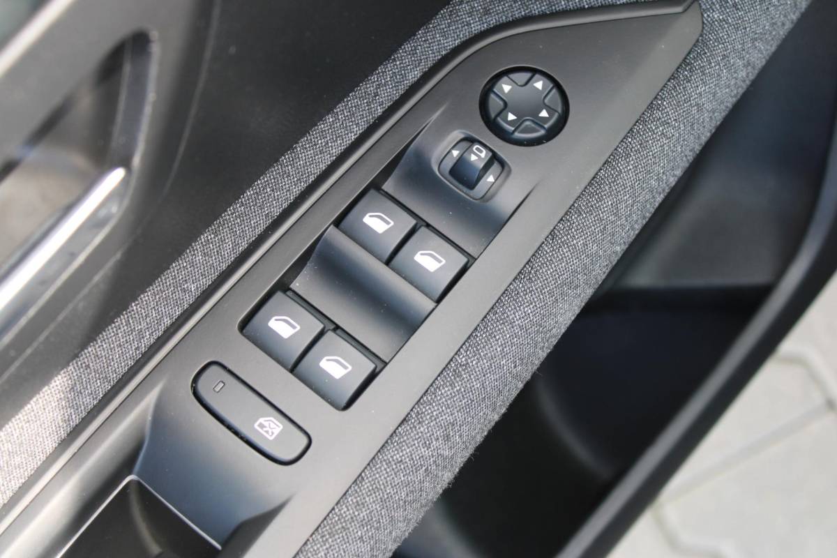 Peugeot 3008 Peugeot 3008 1.2 PureTech Active Avantage | Incl. 12 maanden garantie | Nieuwe distributieriem + beurt | Apple carplay/Android auto | Trekhaak afneembaar | Cruise control | Parkeercamera | Navigatie | Climate control | DAB radio | 100% onderhouden |