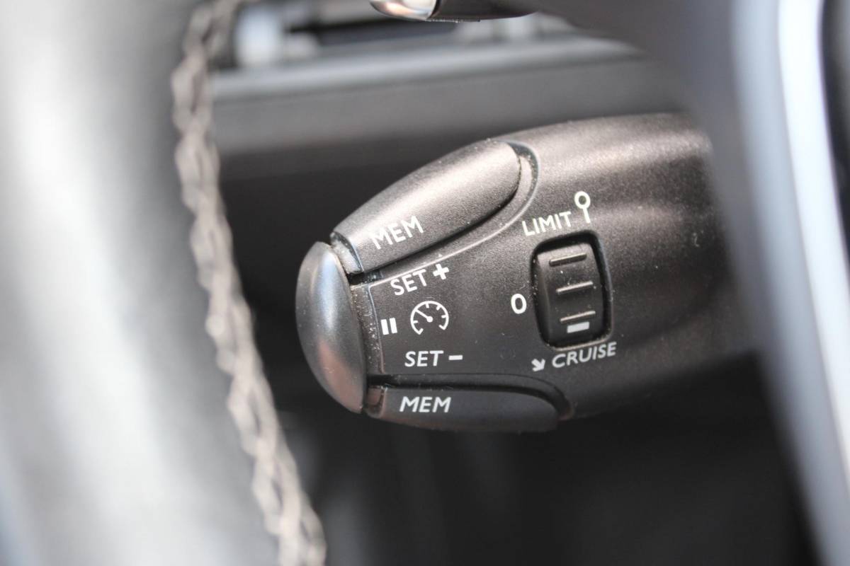 Peugeot 3008 Peugeot 3008 1.2 PureTech Active Avantage | Incl. 12 maanden garantie | Nieuwe distributieriem + beurt | Apple carplay/Android auto | Trekhaak afneembaar | Cruise control | Parkeercamera | Navigatie | Climate control | DAB radio | 100% onderhouden |