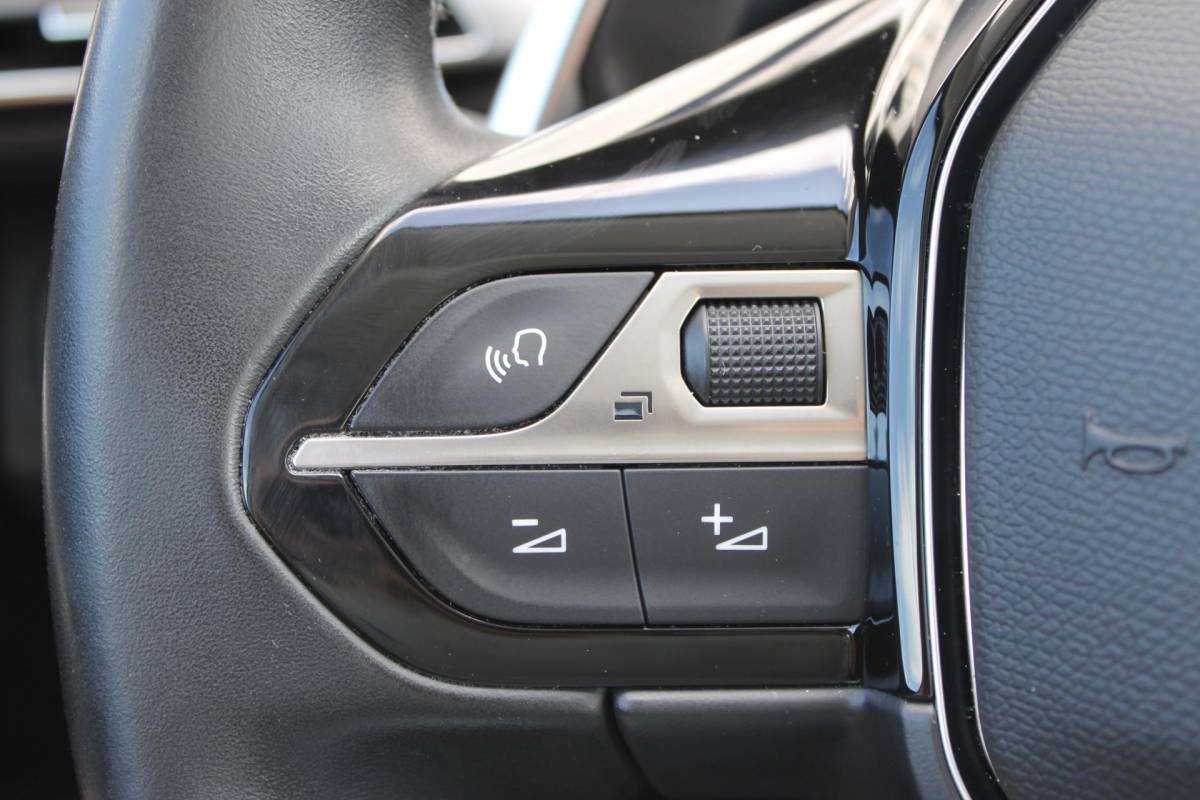 Peugeot 3008 Peugeot 3008 1.2 PureTech Active Avantage | Incl. 12 maanden garantie | Nieuwe distributieriem + beurt | Apple carplay/Android auto | Trekhaak afneembaar | Cruise control | Parkeercamera | Navigatie | Climate control | DAB radio | 100% onderhouden |
