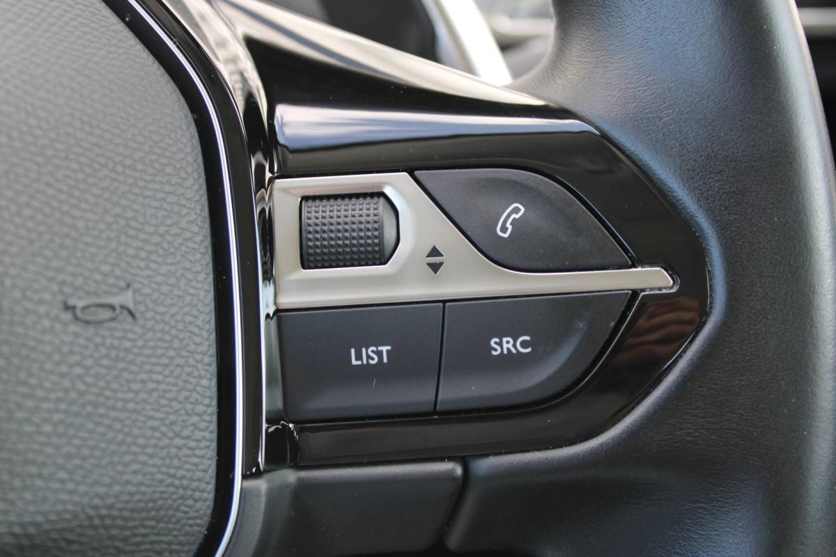 Peugeot 3008 Peugeot 3008 1.2 PureTech Active Avantage | Incl. 12 maanden garantie | Nieuwe distributieriem + beurt | Apple carplay/Android auto | Trekhaak afneembaar | Cruise control | Parkeercamera | Navigatie | Climate control | DAB radio | 100% onderhouden |