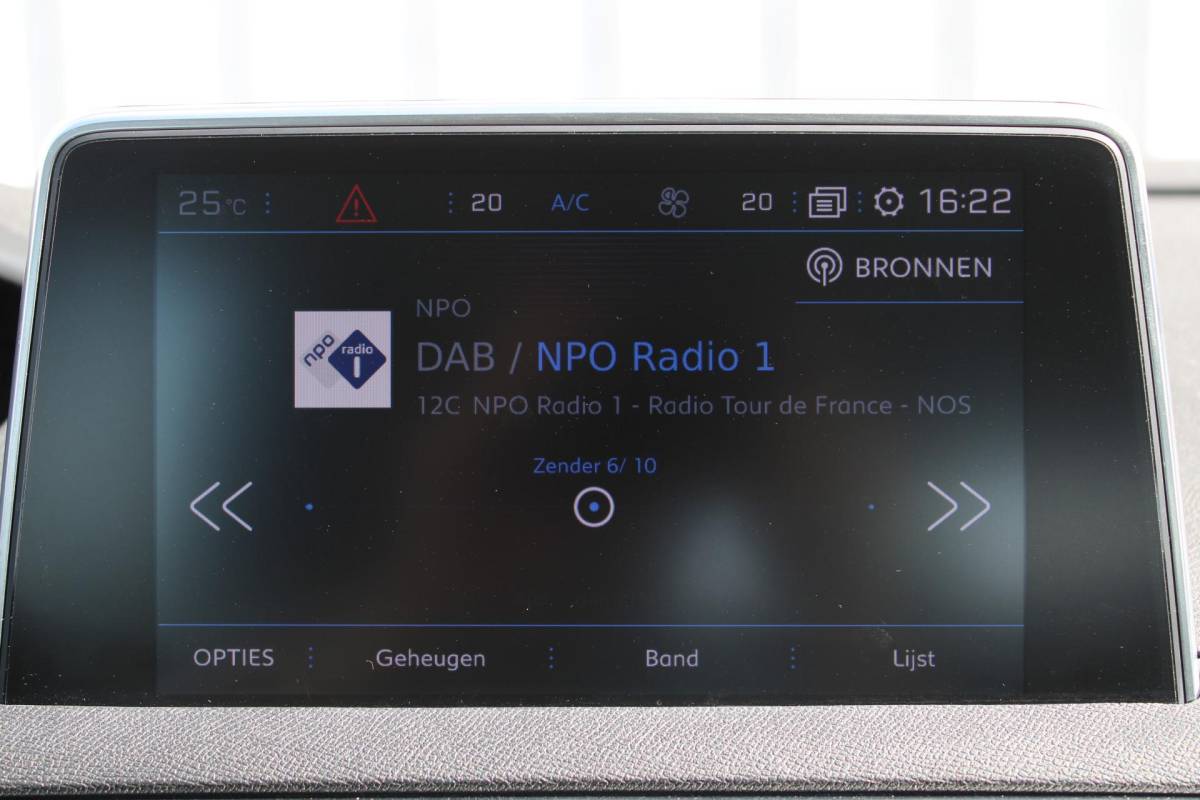 Peugeot 3008 Peugeot 3008 1.2 PureTech Active Avantage | Incl. 12 maanden garantie | Nieuwe distributieriem + beurt | Apple carplay/Android auto | Trekhaak afneembaar | Cruise control | Parkeercamera | Navigatie | Climate control | DAB radio | 100% onderhouden |
