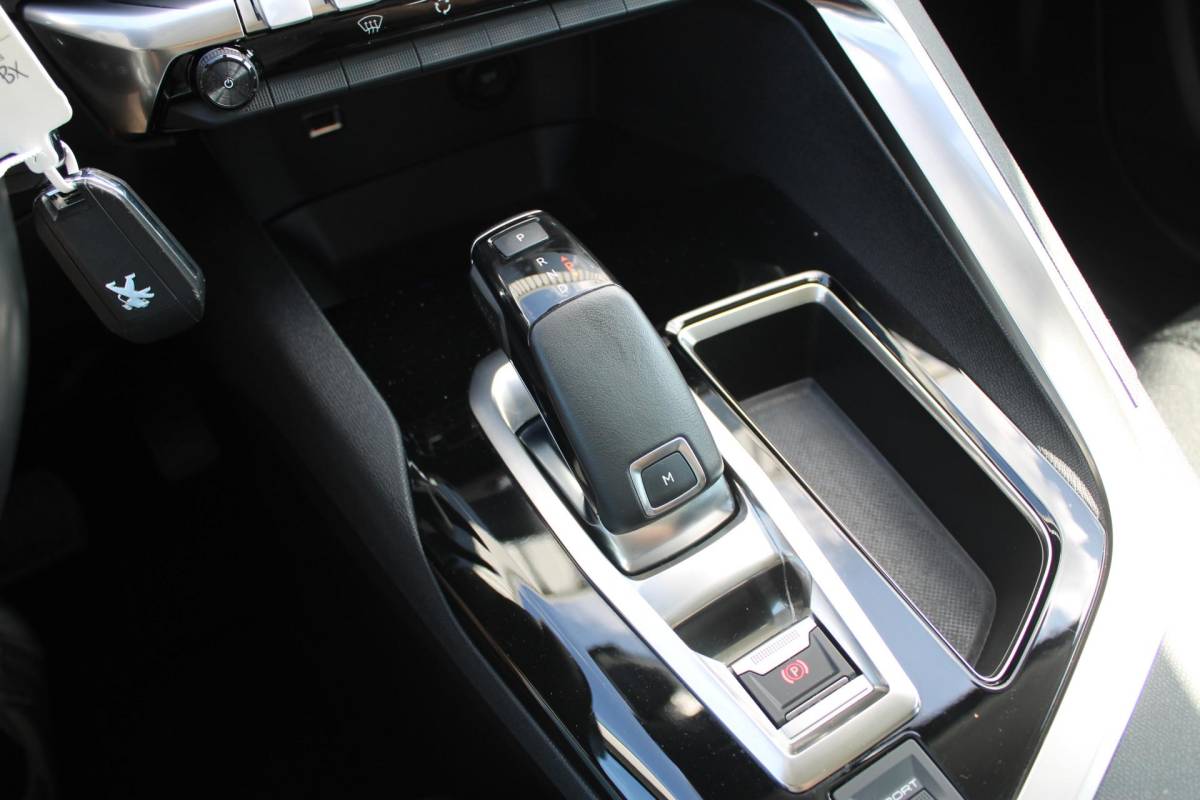 Peugeot 3008 Peugeot 3008 1.2 PureTech Active Avantage | Incl. 12 maanden garantie | Nieuwe distributieriem + beurt | Apple carplay/Android auto | Trekhaak afneembaar | Cruise control | Parkeercamera | Navigatie | Climate control | DAB radio | 100% onderhouden |
