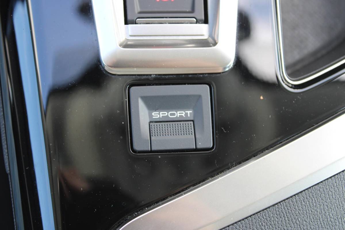 Peugeot 3008 Peugeot 3008 1.2 PureTech Active Avantage | Incl. 12 maanden garantie | Nieuwe distributieriem + beurt | Apple carplay/Android auto | Trekhaak afneembaar | Cruise control | Parkeercamera | Navigatie | Climate control | DAB radio | 100% onderhouden |