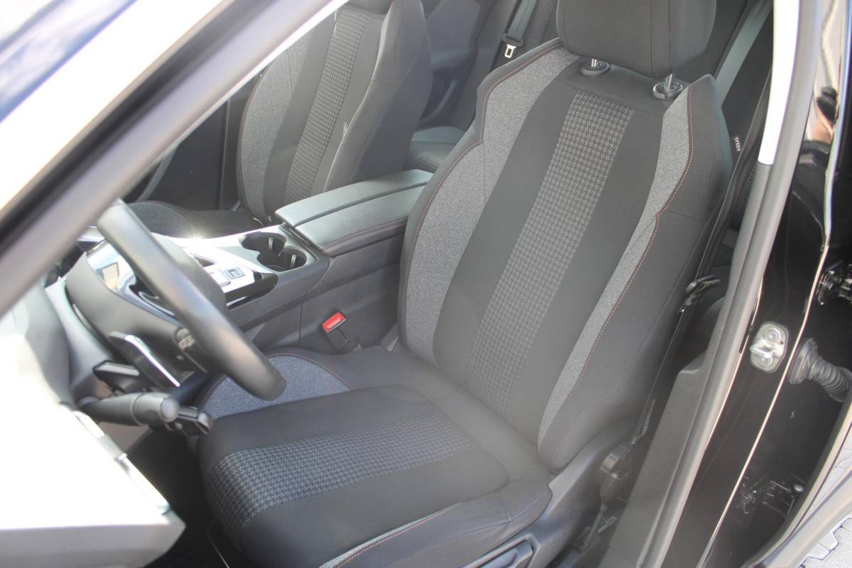 Peugeot 3008 Peugeot 3008 1.2 PureTech Active Avantage | Incl. 12 maanden garantie | Nieuwe distributieriem + beurt | Apple carplay/Android auto | Trekhaak afneembaar | Cruise control | Parkeercamera | Navigatie | Climate control | DAB radio | 100% onderhouden |