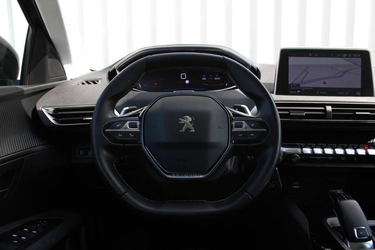 Peugeot 3008 Peugeot 3008 1.2 PureTech Active Avantage | Incl. 12 maanden garantie | Nieuwe distributieriem + beurt | Apple carplay/Android auto | Trekhaak afneembaar | Cruise control | Parkeercamera | Navigatie | Climate control | DAB radio | 100% onderhouden |