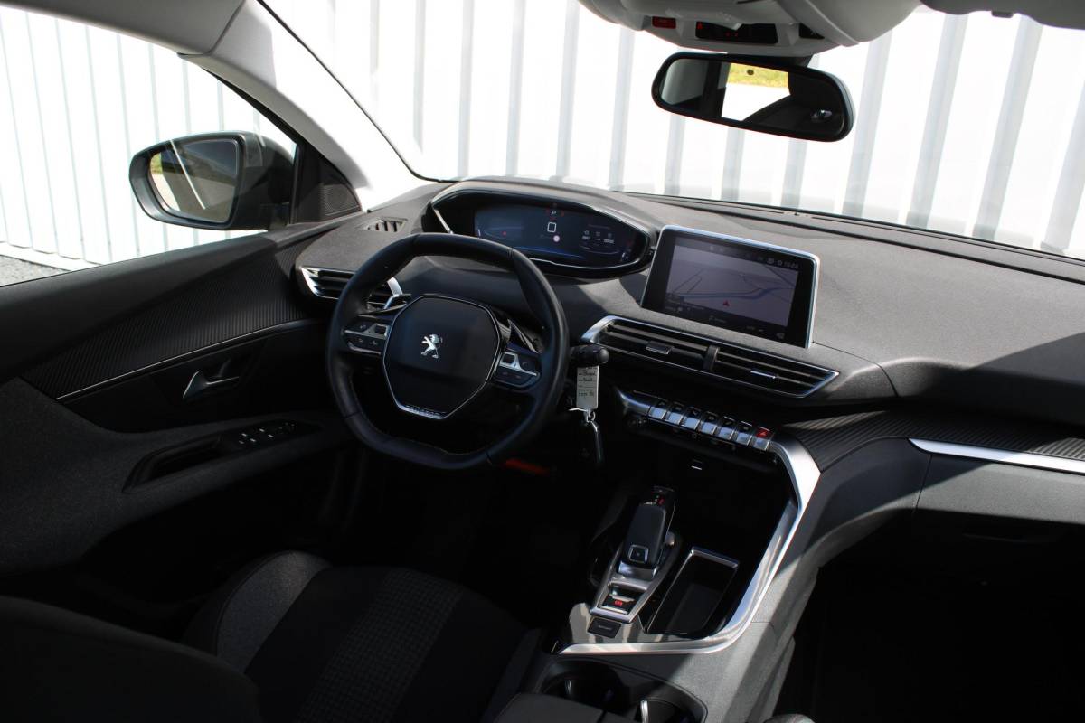 Peugeot 3008 Peugeot 3008 1.2 PureTech Active Avantage | Incl. 12 maanden garantie | Nieuwe distributieriem + beurt | Apple carplay/Android auto | Trekhaak afneembaar | Cruise control | Parkeercamera | Navigatie | Climate control | DAB radio | 100% onderhouden |
