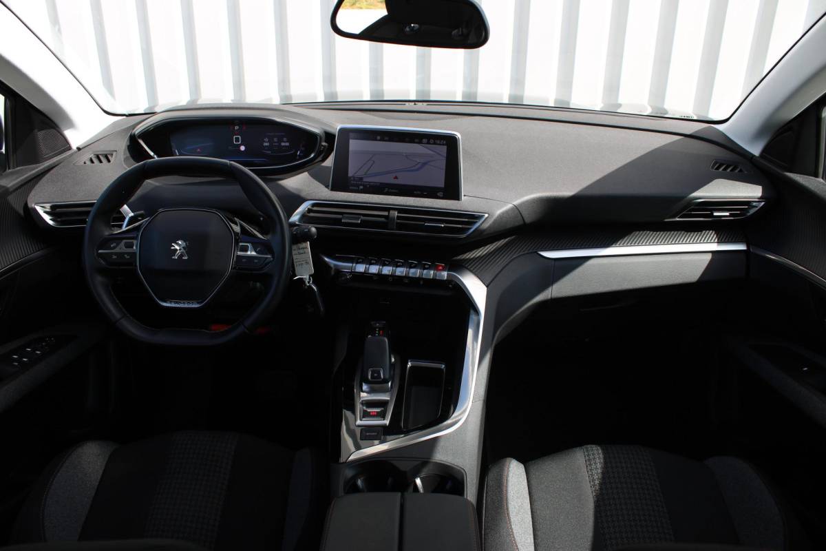 Peugeot 3008 Peugeot 3008 1.2 PureTech Active Avantage | Incl. 12 maanden garantie | Nieuwe distributieriem + beurt | Apple carplay/Android auto | Trekhaak afneembaar | Cruise control | Parkeercamera | Navigatie | Climate control | DAB radio | 100% onderhouden |