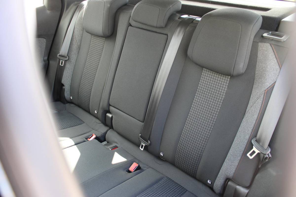 Peugeot 3008 Peugeot 3008 1.2 PureTech Active Avantage | Incl. 12 maanden garantie | Nieuwe distributieriem + beurt | Apple carplay/Android auto | Trekhaak afneembaar | Cruise control | Parkeercamera | Navigatie | Climate control | DAB radio | 100% onderhouden |