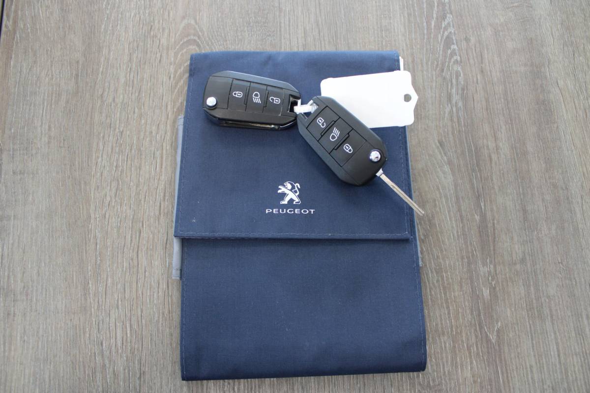 Peugeot 3008 Peugeot 3008 1.2 PureTech Active Avantage | Incl. 12 maanden garantie | Nieuwe distributieriem + beurt | Apple carplay/Android auto | Trekhaak afneembaar | Cruise control | Parkeercamera | Navigatie | Climate control | DAB radio | 100% onderhouden |