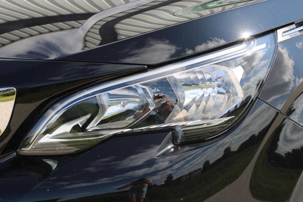 Peugeot 3008 Peugeot 3008 1.2 PureTech Active Avantage | Incl. 12 maanden garantie | Nieuwe distributieriem + beurt | Apple carplay/Android auto | Trekhaak afneembaar | Cruise control | Parkeercamera | Navigatie | Climate control | DAB radio | 100% onderhouden |