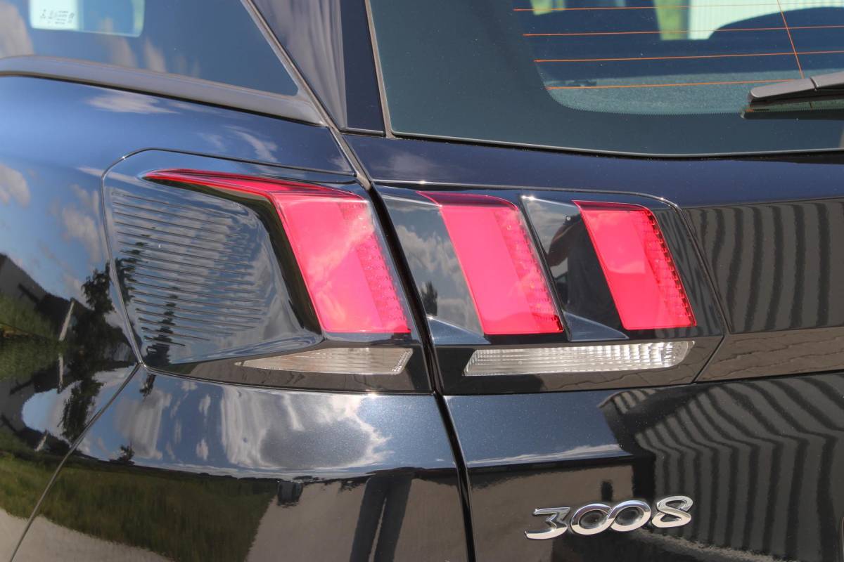Peugeot 3008 Peugeot 3008 1.2 PureTech Active Avantage | Incl. 12 maanden garantie | Nieuwe distributieriem + beurt | Apple carplay/Android auto | Trekhaak afneembaar | Cruise control | Parkeercamera | Navigatie | Climate control | DAB radio | 100% onderhouden |