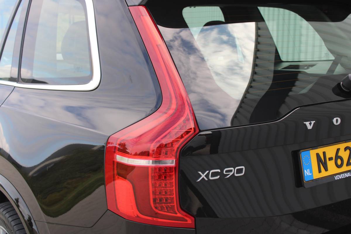 Volvo XC90 Volvo XC90 2.0 B5 AWD Inscription Intro Edition | Incl. 12 maanden garantie | 7 persoons | Adaptieve cruise control | Pilot assist | Bowers & Wilkins audio | Head-up display | Stoelverwarming/ventilatie | Stuurverwarming | Schuif/kantel dak | Trekhaak |