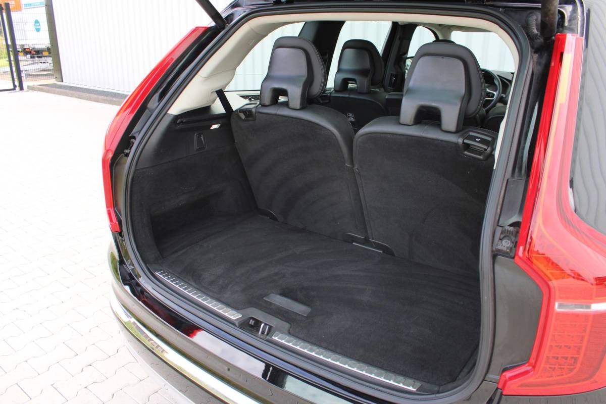 Volvo XC90 Volvo XC90 2.0 B5 AWD Inscription Intro Edition | Incl. 12 maanden garantie | 7 persoons | Adaptieve cruise control | Pilot assist | Bowers & Wilkins audio | Head-up display | Stoelverwarming/ventilatie | Stuurverwarming | Schuif/kantel dak | Trekhaak |