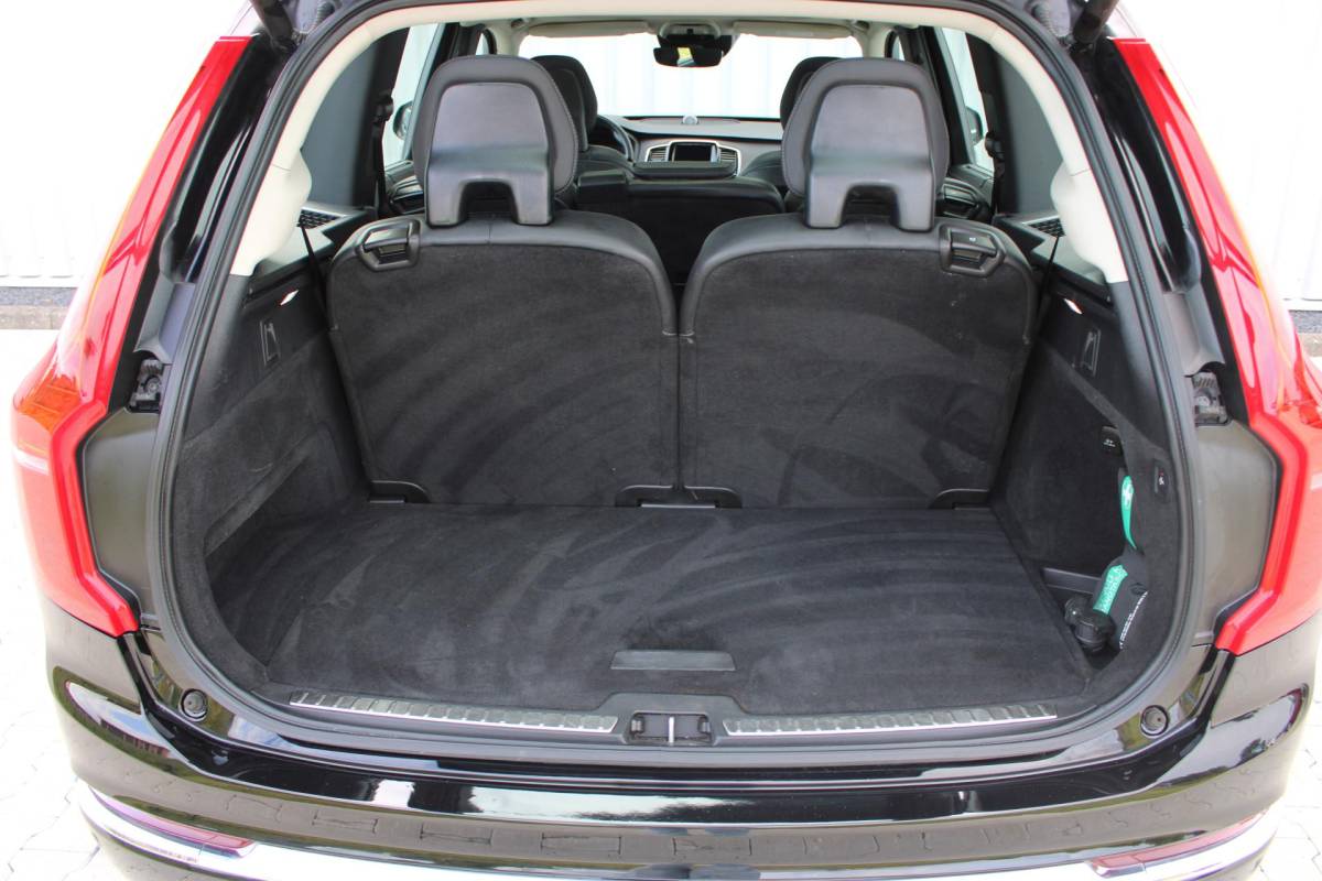 Volvo XC90 Volvo XC90 2.0 B5 AWD Inscription Intro Edition | Incl. 12 maanden garantie | 7 persoons | Adaptieve cruise control | Pilot assist | Bowers & Wilkins audio | Head-up display | Stoelverwarming/ventilatie | Stuurverwarming | Schuif/kantel dak | Trekhaak |