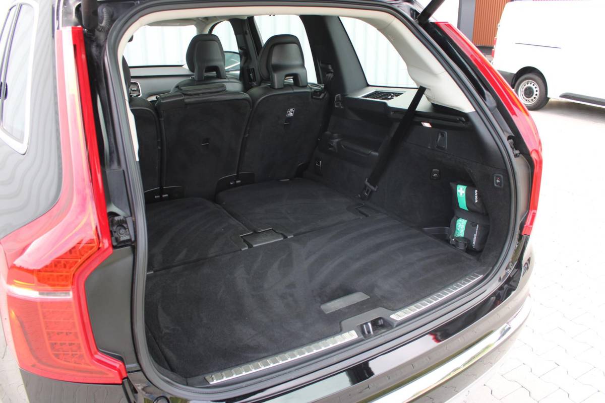 Volvo XC90 Volvo XC90 2.0 B5 AWD Inscription Intro Edition | Incl. 12 maanden garantie | 7 persoons | Adaptieve cruise control | Pilot assist | Bowers & Wilkins audio | Head-up display | Stoelverwarming/ventilatie | Stuurverwarming | Schuif/kantel dak | Trekhaak |