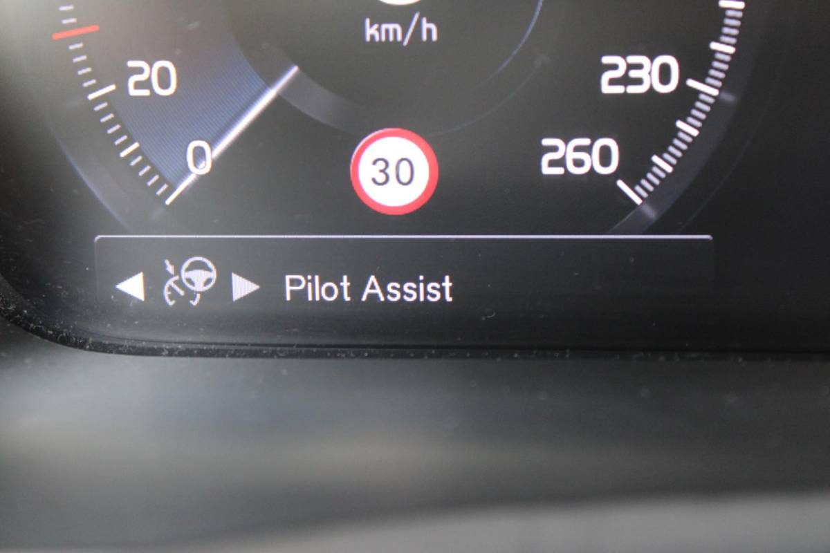Volvo XC90 Volvo XC90 2.0 B5 AWD Inscription Intro Edition | Incl. 12 maanden garantie | 7 persoons | Adaptieve cruise control | Pilot assist | Bowers & Wilkins audio | Head-up display | Stoelverwarming/ventilatie | Stuurverwarming | Schuif/kantel dak | Trekhaak |