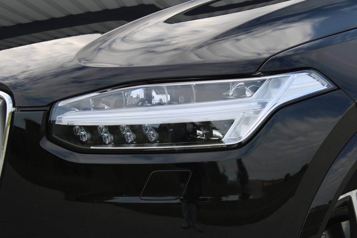 Volvo XC90 Volvo XC90 2.0 B5 AWD Inscription Intro Edition | Incl. 12 maanden garantie | 7 persoons | Adaptieve cruise control | Pilot assist | Bowers & Wilkins audio | Head-up display | Stoelverwarming/ventilatie | Stuurverwarming | Schuif/kantel dak | Trekhaak |