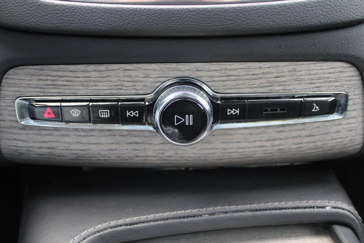 Volvo XC90 Volvo XC90 2.0 B5 AWD Inscription Intro Edition | Incl. 12 maanden garantie | 7 persoons | Adaptieve cruise control | Pilot assist | Bowers & Wilkins audio | Head-up display | Stoelverwarming/ventilatie | Stuurverwarming | Schuif/kantel dak | Trekhaak |