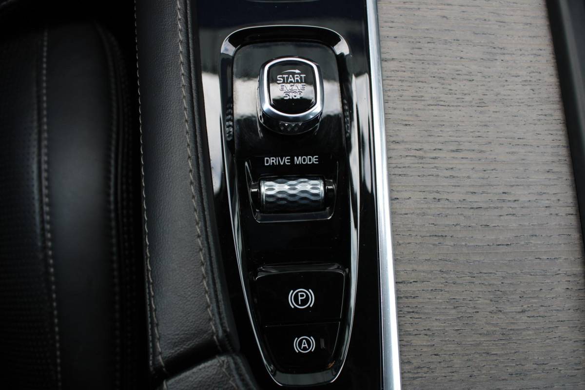 Volvo XC90 Volvo XC90 2.0 B5 AWD Inscription Intro Edition | Incl. 12 maanden garantie | 7 persoons | Adaptieve cruise control | Pilot assist | Bowers & Wilkins audio | Head-up display | Stoelverwarming/ventilatie | Stuurverwarming | Schuif/kantel dak | Trekhaak |