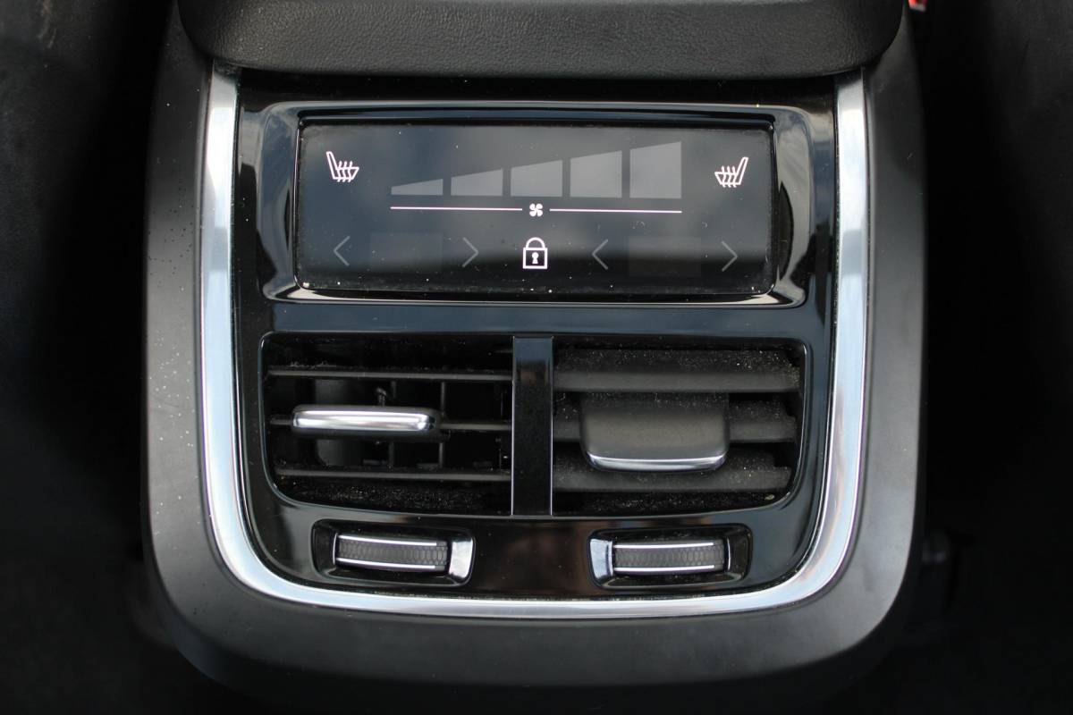 Volvo XC90 Volvo XC90 2.0 B5 AWD Inscription Intro Edition | Incl. 12 maanden garantie | 7 persoons | Adaptieve cruise control | Pilot assist | Bowers & Wilkins audio | Head-up display | Stoelverwarming/ventilatie | Stuurverwarming | Schuif/kantel dak | Trekhaak |