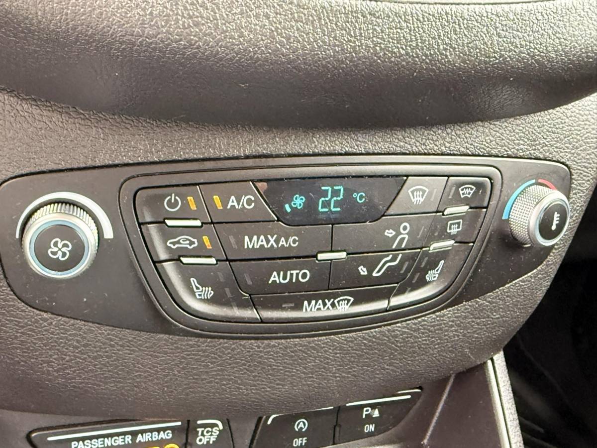 Ford Transit Courier Ford Transit Courier 1.5 TDCI Limited Duratorq S&S 100pk | Navigatie | Camera | Cruise control | Lichtmetalen velgen | Stoelverwarming | Reservewiel
